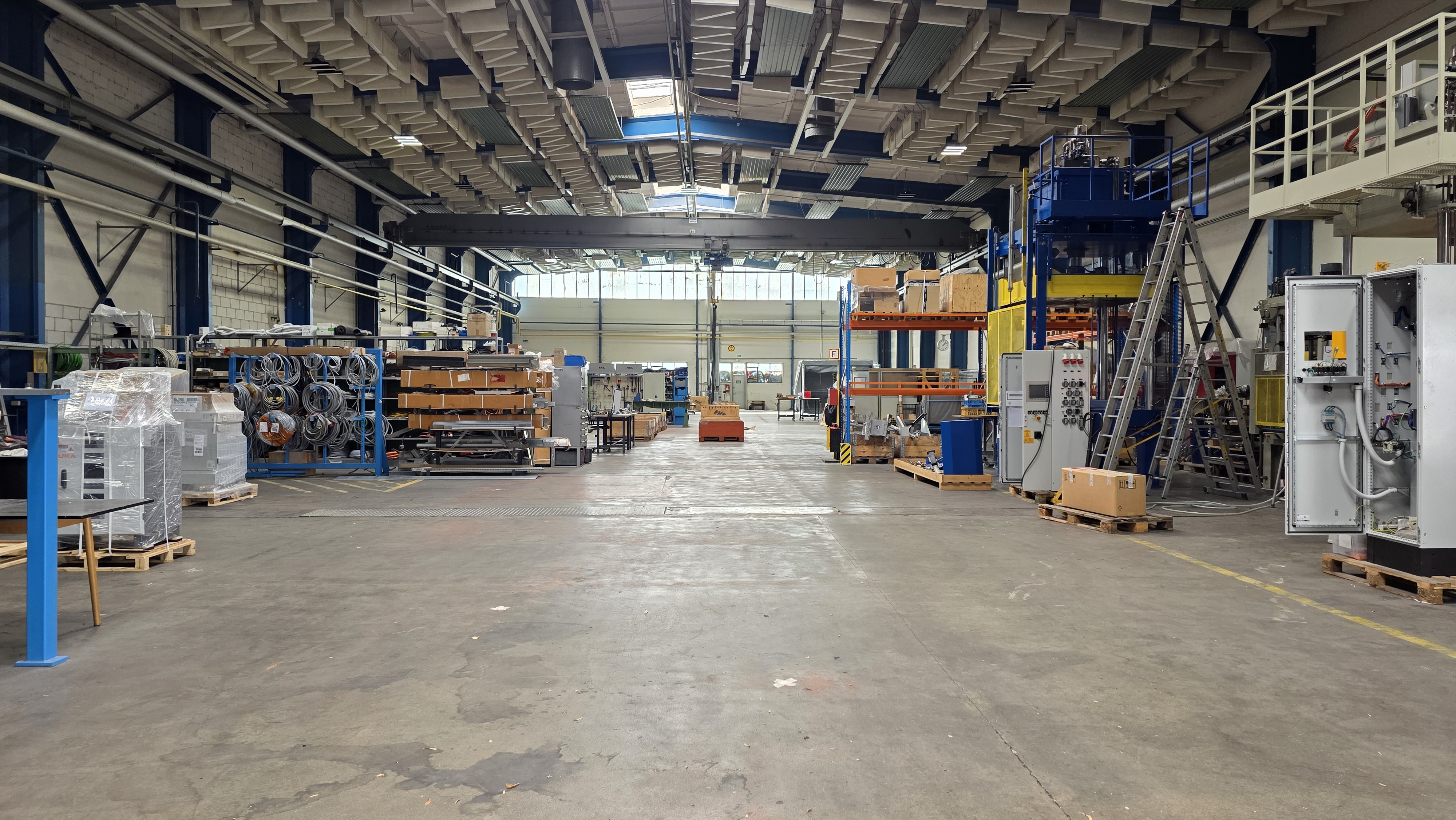 Hohe stützenfreie Produktionshalle an der Spree