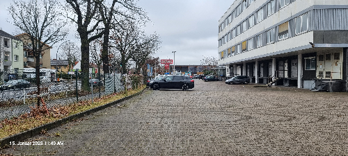 Halle direkt an der B101