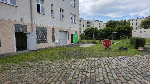 Hof mit Parkpltzen