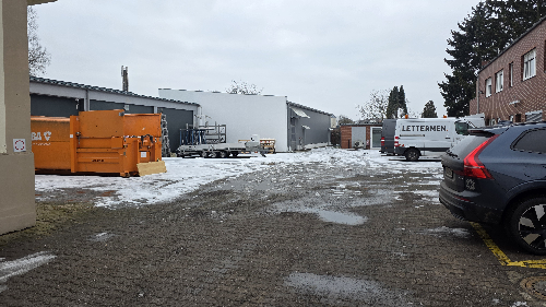 Hof mit Freilager und Parkpl�tzen